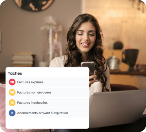 Une femme qui travaille avec bonheur, avec une capture d'écran de l'application Iniflow
