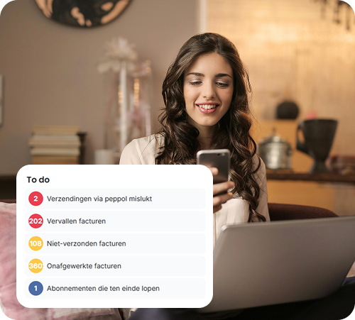 Vrouw die tevreden aan het werk is, met daarbij een schermafbeelding van de Iniflow applicatie